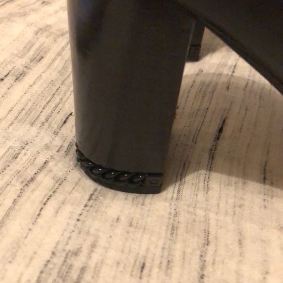 Michael kors black heels with chain on heel. - Picture 4 of 6